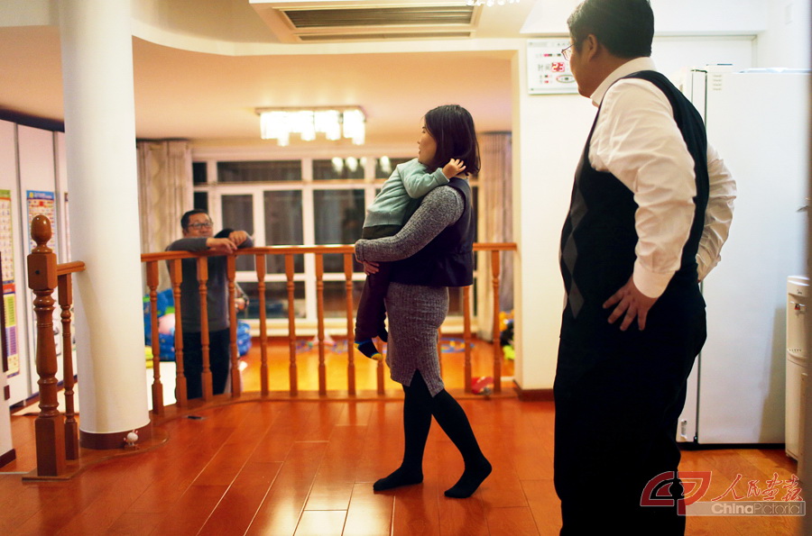 23、2月10日晚上11点，因为要腌制东北大酱，李金泽带着父母和儿子回到北京的家，姜京子也在加完班后和他们汇合。儿子一见.JPG