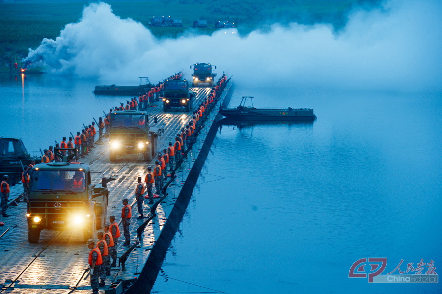 7-4 浮桥架设完毕，人员、装备在烟雾遮障通过浮桥。.jpg