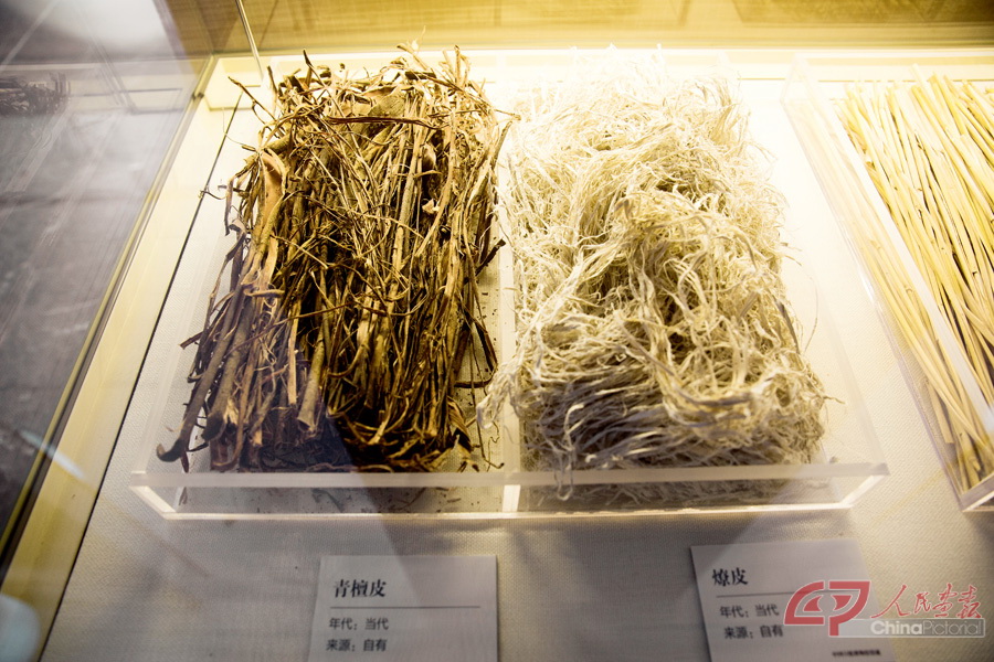 约一年的加工处理后,青檀树皮成为"燎皮",沙田稻草成为"燎草".
