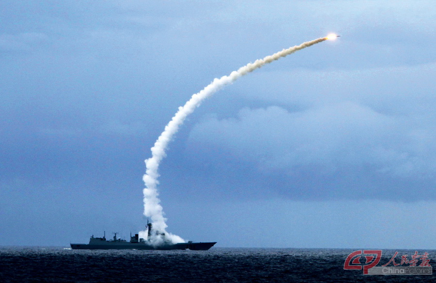 2010年7月26日，海口舰参加实弹演习，图为海口舰发射舰空导弹拦截来袭目标.jpg