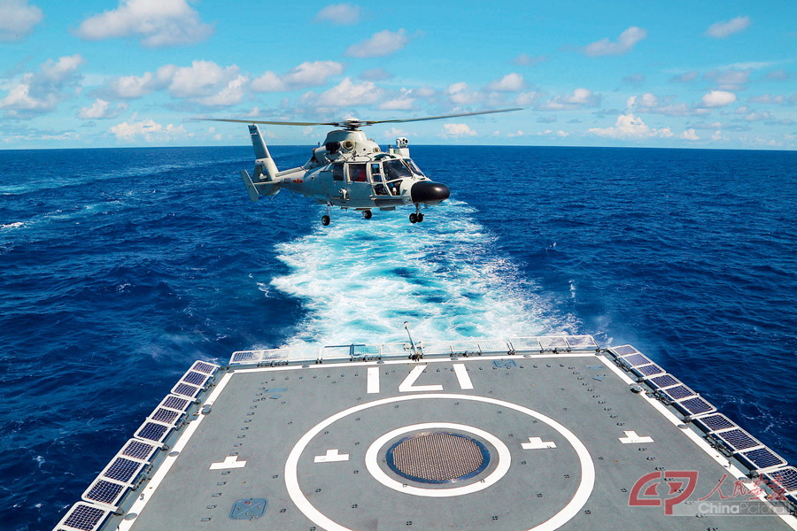 2014年6月13日，海口舰参加多国联演任务，图为海口舰直升机升空前出搜索——王栋摄.jpg