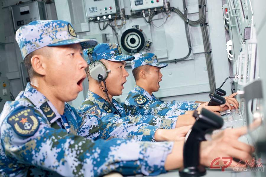 2018年7月14日，海口舰进行防空反导演练，图为海口舰官兵操纵副炮打击来袭目标.jpg