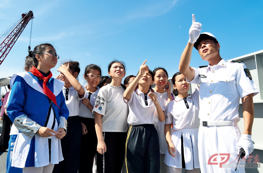 2018年5月16日，海口舰停靠命名城市海口市，市民登舰参观.jpg