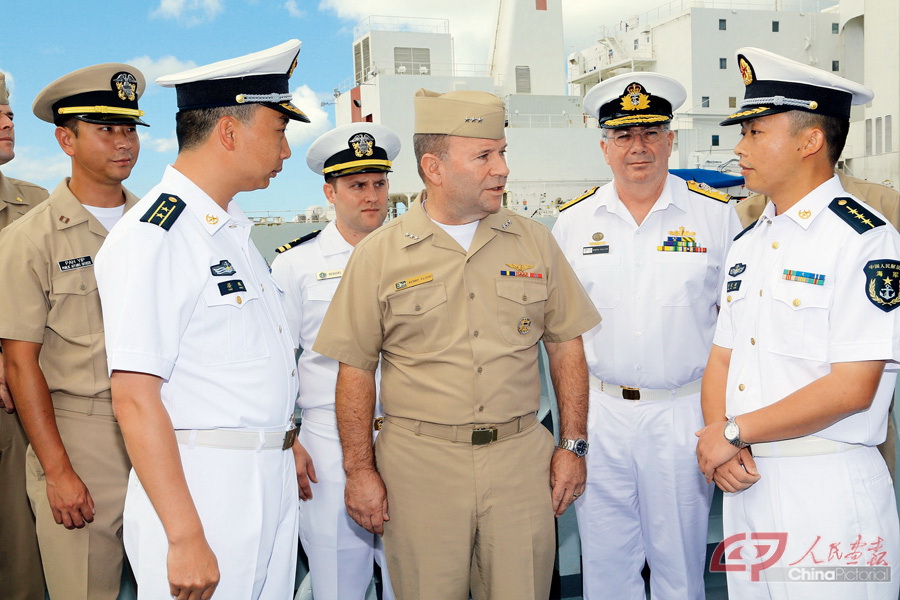 2014年6月16日，海口舰参加多国联演任务期间，官兵与美军同行交流——于林摄.jpg
