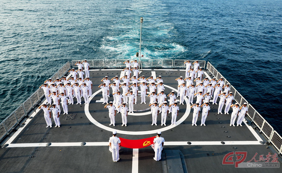 2017年9月21日，执行第27批护航任务期间，海口舰官兵喜迎十九大.jpg