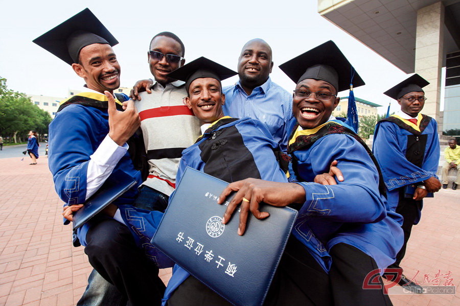 09人文合作计划2-3-1-1  1.非洲在华留学生在毕业典礼上高兴地领取硕士学位毕业证书。.jpg