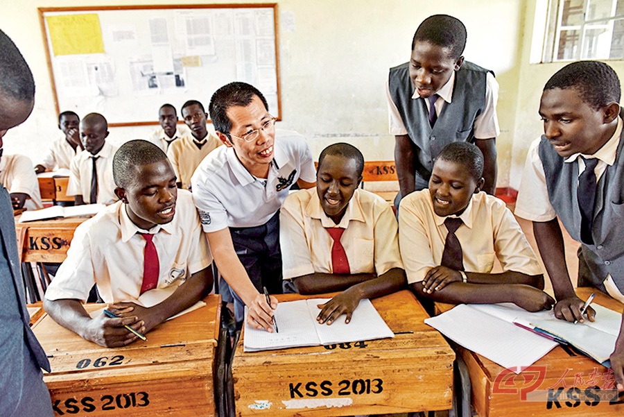 09人文合作计划2-3-4-2  2.中国援肯尼亚青年志愿者张文强，5年来在当地50多所学校执教，为近万名学生教授汉语和中国文化。（肯尼亚）.jpg