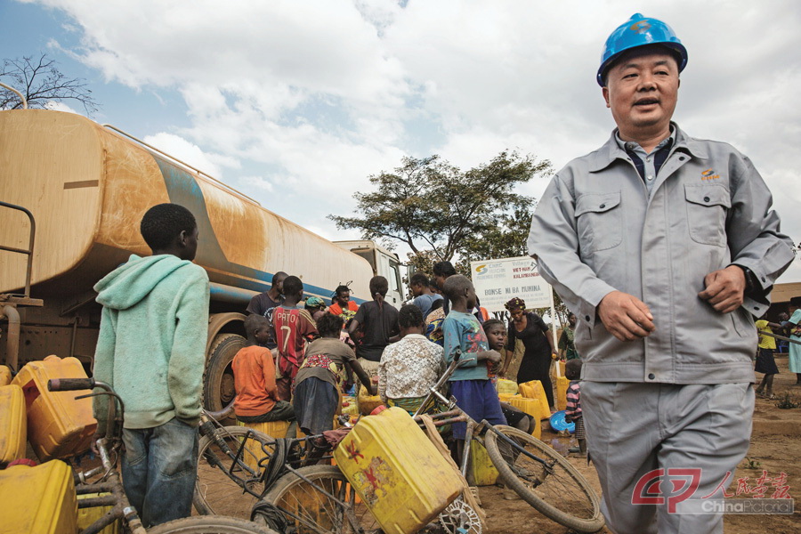 刚果（金）马本德公司的送水车辆给当地村庄送去饮用水QINB7355_副本.jpg
