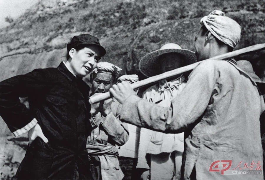 毛主席与杨家岭农民谈话，延安  37.3×55cm  1939  艺术微喷  中国美术馆藏.jpg