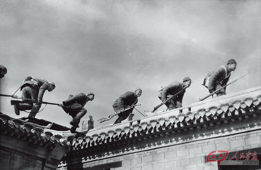 飞檐走壁，冀中   33×49.5cm 1943 明胶银盐 中国美术馆藏.jpg