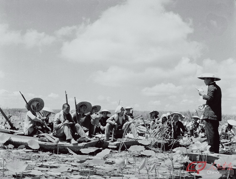 雁翎队在荷花淀集会，冀中  35.5×49cm 1943 明胶银盐 中国美术馆藏.jpg