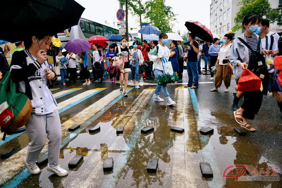 7月8日上午，歙县二中门前用砖块给考生垫脚.jpg