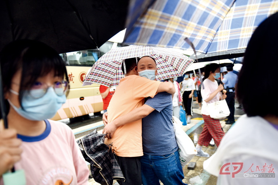 7月8日上午，一位老师在考场外拥抱自己的学生为他们加油打气.jpg