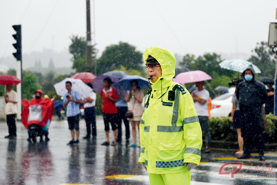 7月8日，交警在考场外保障交通.jpg