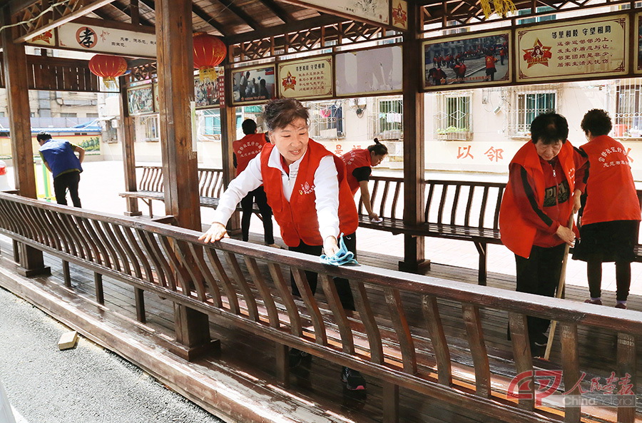 5.望花区和平街道雷锋社区学雷锋志愿者开展志愿服务（杜季亮 摄）.jpg