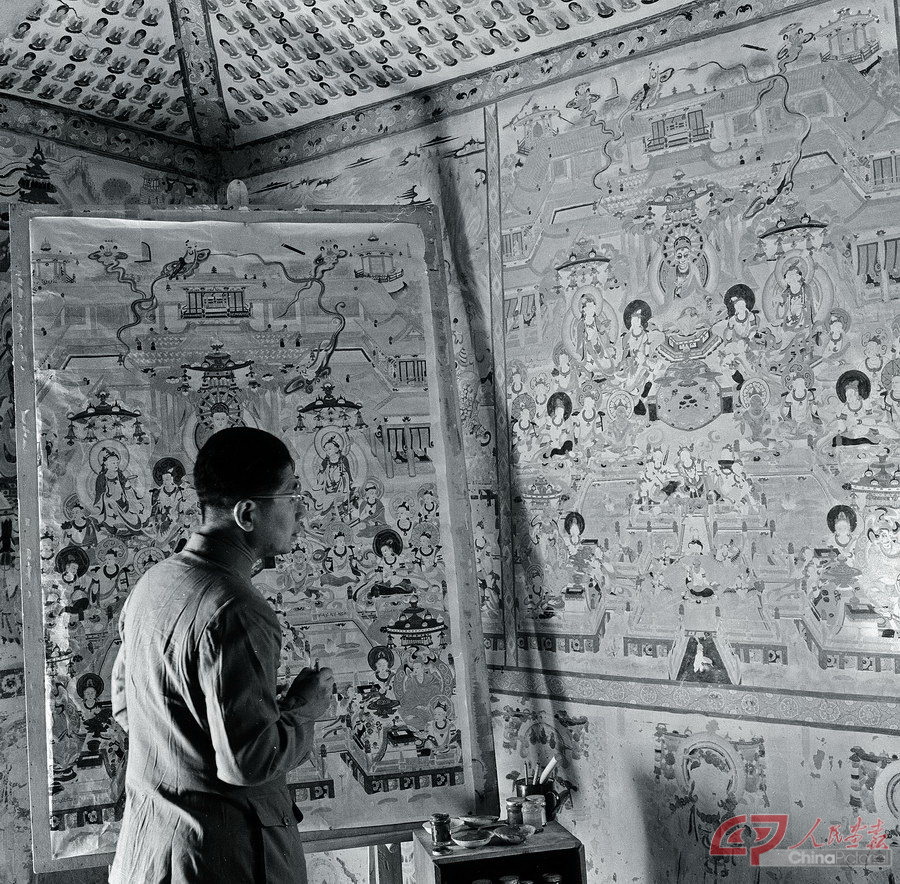 1955年 a常书鸿（第一任院长）在莫高窟第369窟临摹壁画。_1.jpg