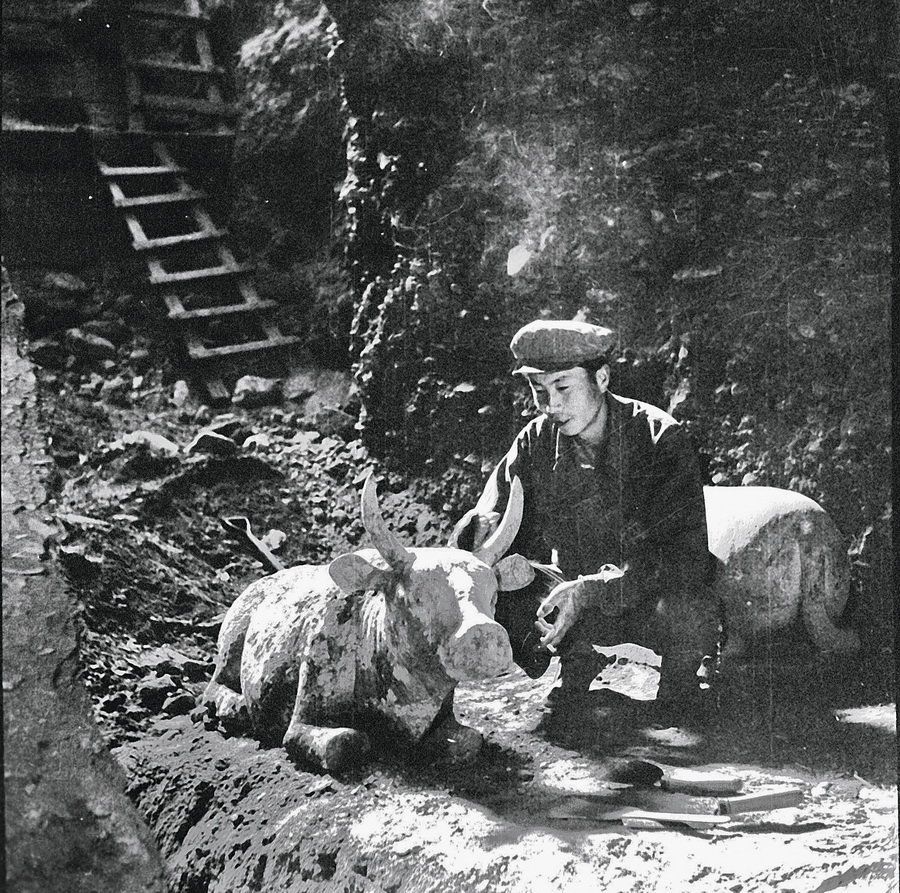 02 101号陪葬墓中铜牛出土时工作人员在清理现场的情景.jpg