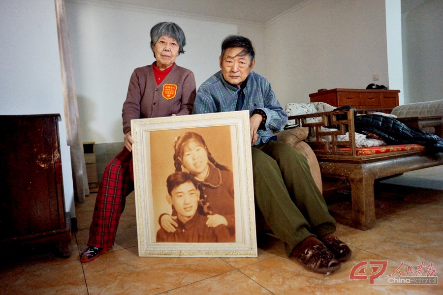 2017年1月27日陕西西咸新区家中，二老前面的照片大约摄于1966年。父母分别生于1937、1940年，上世纪50年代.JPG