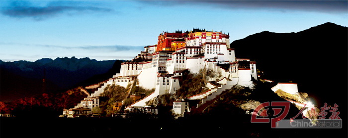 布达拉宫坐落在西藏自治区首府拉萨市区西北，1994年被列入《世界遗产名录》。