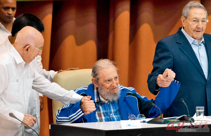 古共七大 当地时间2016年4月19日，古巴共产党第七次全国代表大会闭幕，会议决定84岁的古巴领导人劳尔•卡斯特罗将继续在未来５年担任古共中央第一书记的职务。IC