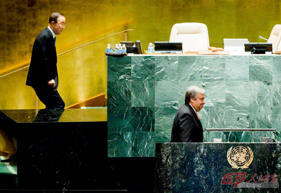 联合国“换帅”当地时间2016年10月13日，美国纽约，联合国大会正式任命前葡萄牙总理安东尼奥•古特雷斯为下任联合国秘书长，于2017年1月接任现任秘书长潘基文。IC