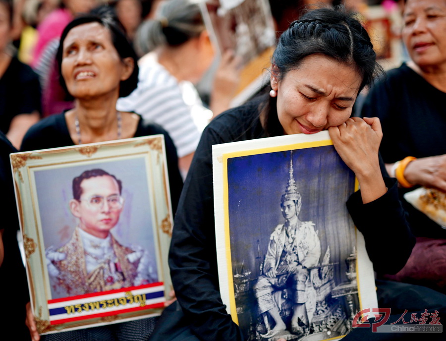痛别国王 当地时间2016年10月14日，泰国曼谷，已故国王普密蓬的遗体将从诗丽叻医院送往大皇宫。民众聚集在沿途，表达哀思。IC