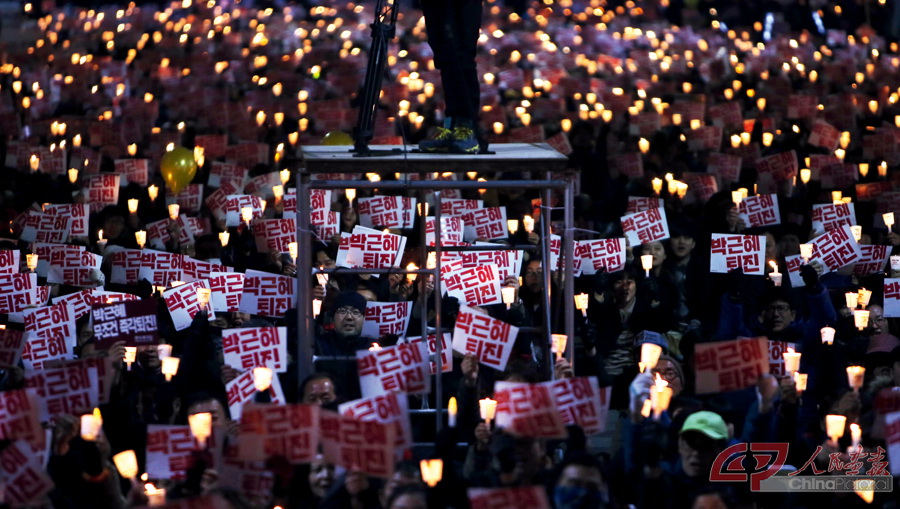 弹劾总统 当地时间2016年12月3日，韩国首尔，民众举行第6次大规模集会，要求国会加速弹劾总统朴槿惠，督促其下台。IC