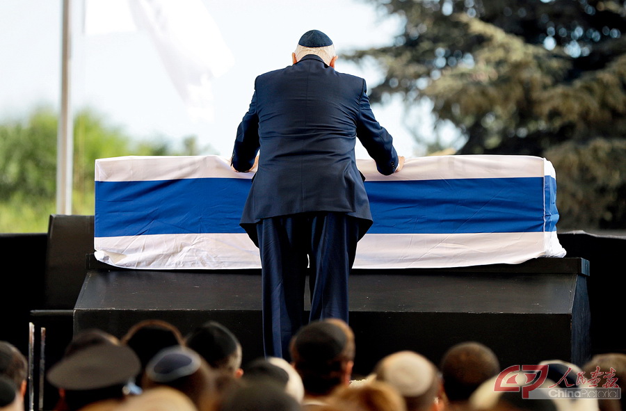 告别“和平老人” 当地时间2016年9月30日，以色列在位于耶路撒冷的赫茨尔山国家公墓为前总统佩雷斯举行国葬。以色列总统里夫林在葬礼上致辞，并将双手放置在佩雷斯的棺木上。佩雷斯被公认为“和平老人”。IC