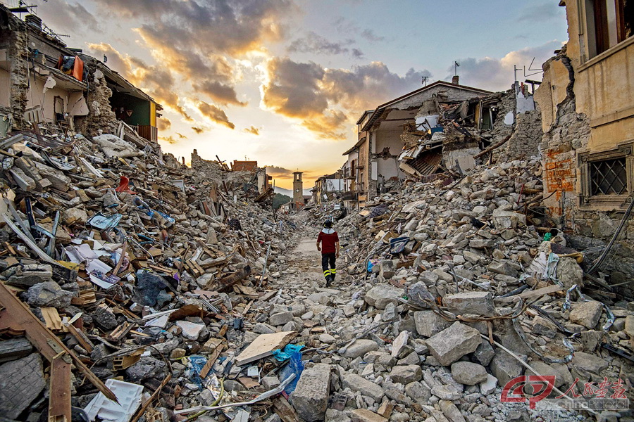 伤城阿马特里切 当地时间2016年9月1日，意大利阿马特里切，救援队员继续在地震废墟上进行搜索工作。8月24日凌晨3点36分，意大利中部地区发生里氏6.1级地震，阿马特里切市是遭受损失最严重的城镇之一。IC