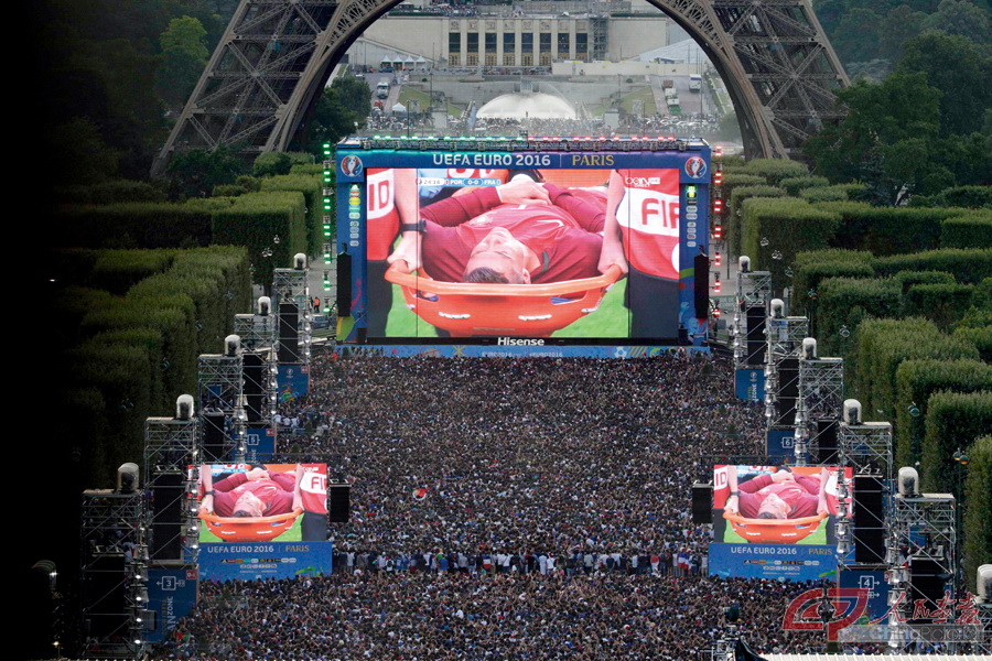 “巨幕”埃菲尔 当地时间2016年7月11日，法国巴黎，观众聚集在埃菲尔铁塔前观看欧锦赛决赛。第十五届欧洲足球锦标赛于6月10日至7月11日在法国举行。CFP