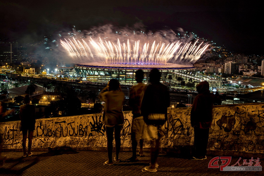 非凡奥运会 当地时间2016年8月5日晚，巴西里约热内卢贫民窟里的居民遥望马拉卡纳体育场里的璀璨焰火。当日，第三十一届夏季奥林匹克运动会在里约热内卢开幕。IC