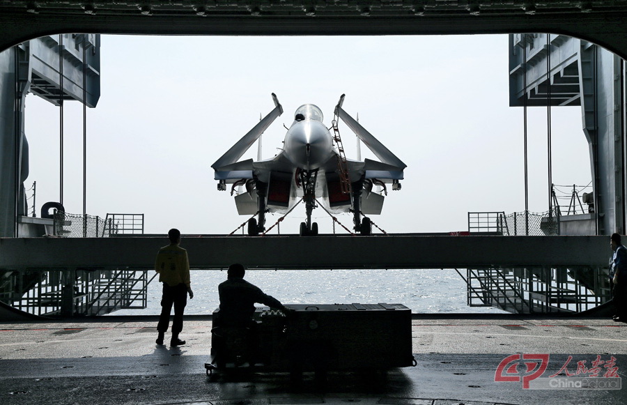 歼-15舰载战斗机通过升降机转运至机库。李唐 摄.jpg