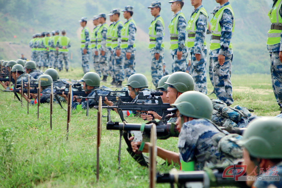 中国队员进行实弹射击——郭明明摄_副本.jpg