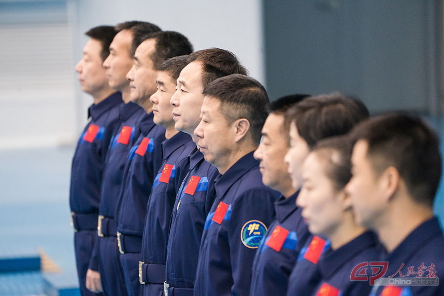3正在全力备战空间站工程任务的我国航天员日前重温入队誓词，以纪念中国人民解放军航天员大队成立20周年。.jpg