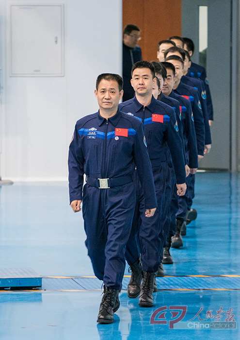 4正在全力备战空间站工程任务的我国航天员日前重温入队誓词，以纪念中国人民解放军航天员大队成立20周年。.jpg