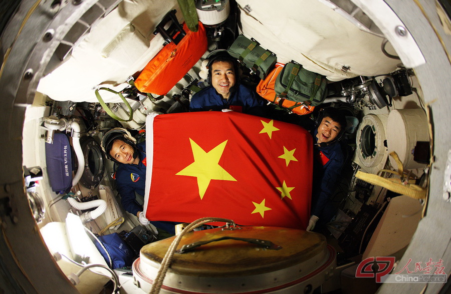 2008年09月16日 翟志刚 刘伯明 景海鹏在飞船内展示五星红旗 摄影：朱九通.jpg