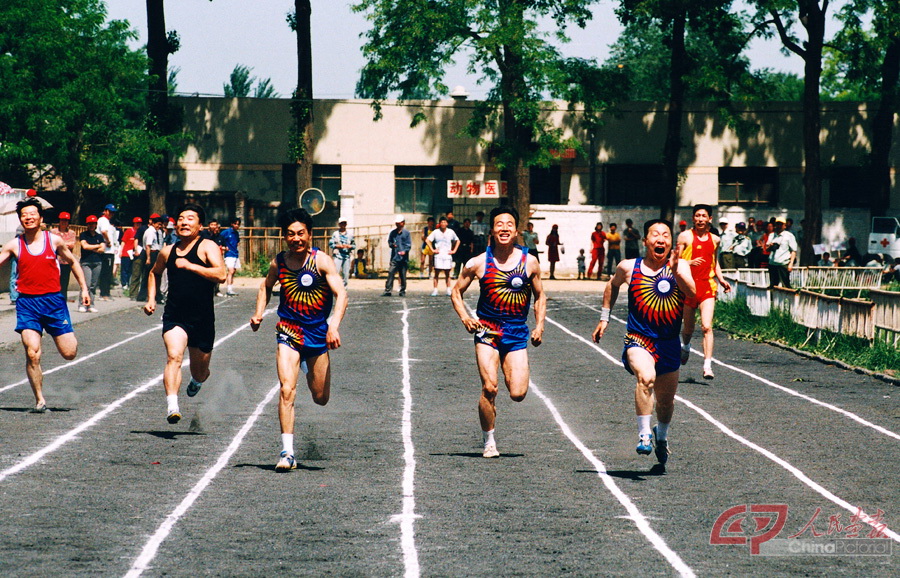 2002年05月 航天员杨利伟 景海鹏 赵传东参加运动会短跑比赛 摄影：朱九通.jpg