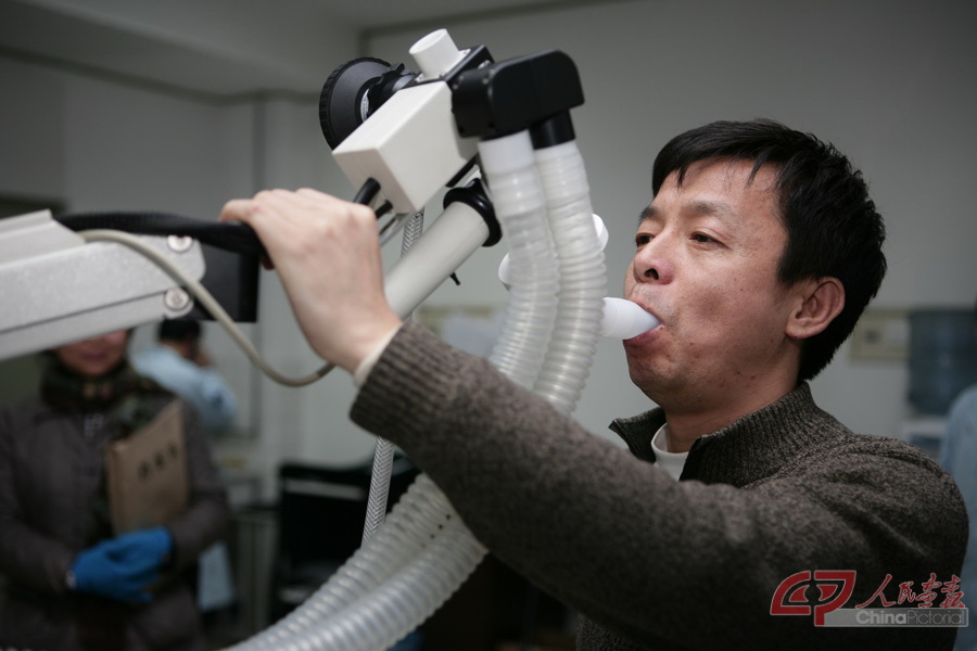 2006年12月11日 邓清明进行肺功能检测.jpg