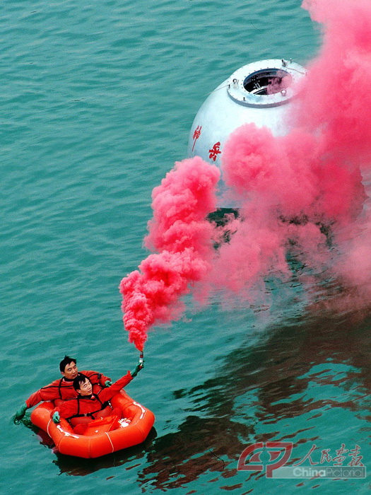 2006年12月26日 景海鹏 吴杰在水上进行水上出舱训练 摄影：朱九通.jpg