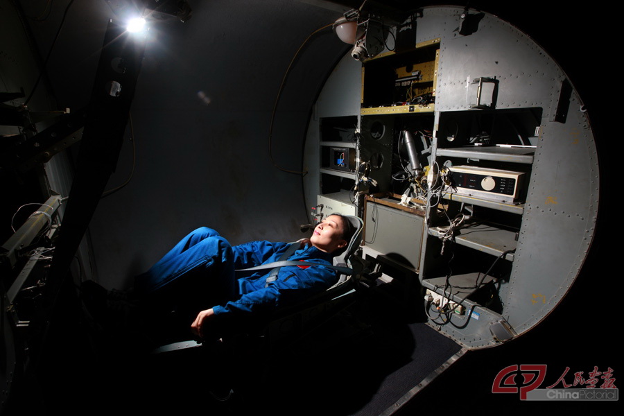 2011年07月26日 王亚平在离心机进行超重训练 摄影：朱九通.jpg