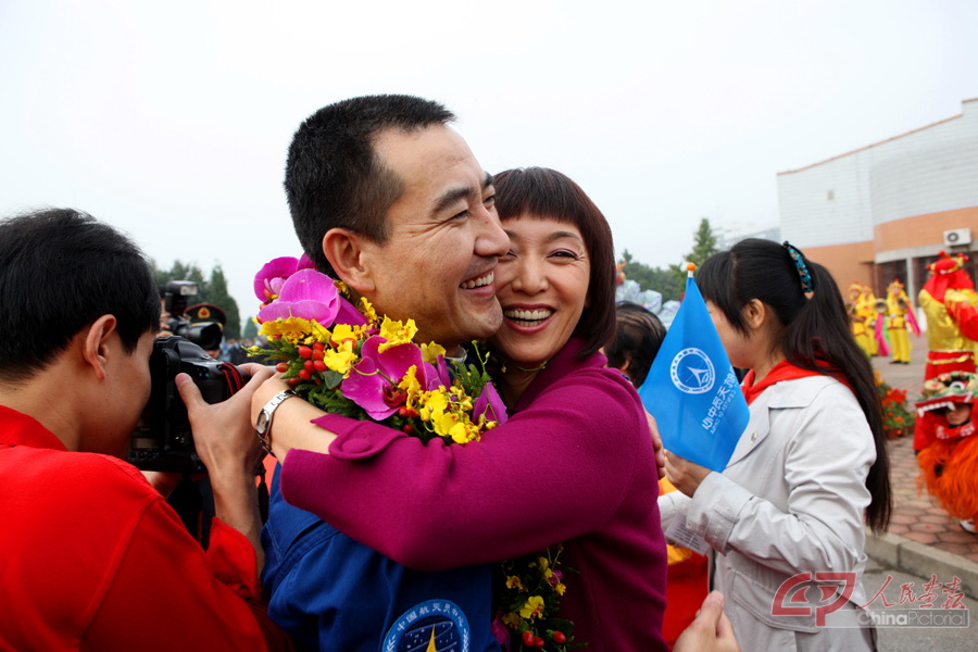 2008年09月29日 翟志刚返回航天员公寓与妻子张淑静拥抱 摄影：朱九通.jpg