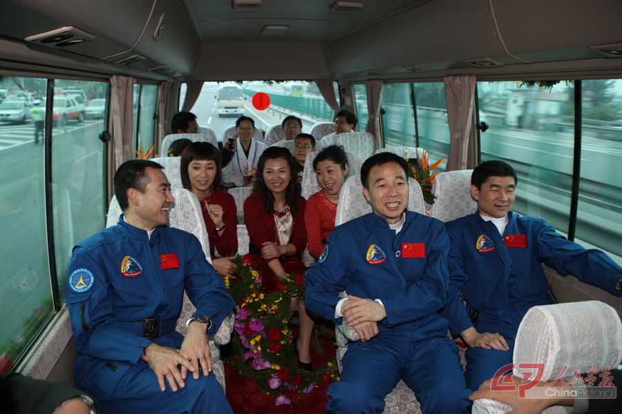 2008年9月29日 翟志刚 景海鹏 刘伯明返回航天城航与应届的妻子在车上 摄影朱九通 (3).jpg