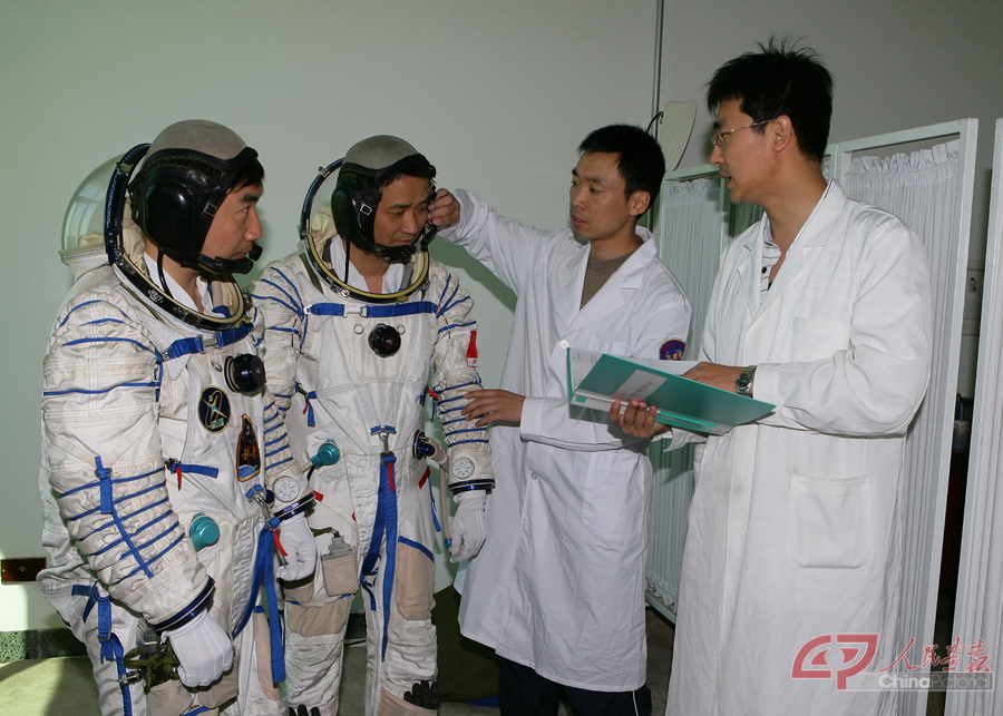 科研人员在航天员训练之前进行数据采集。  秦宪安摄.jpg