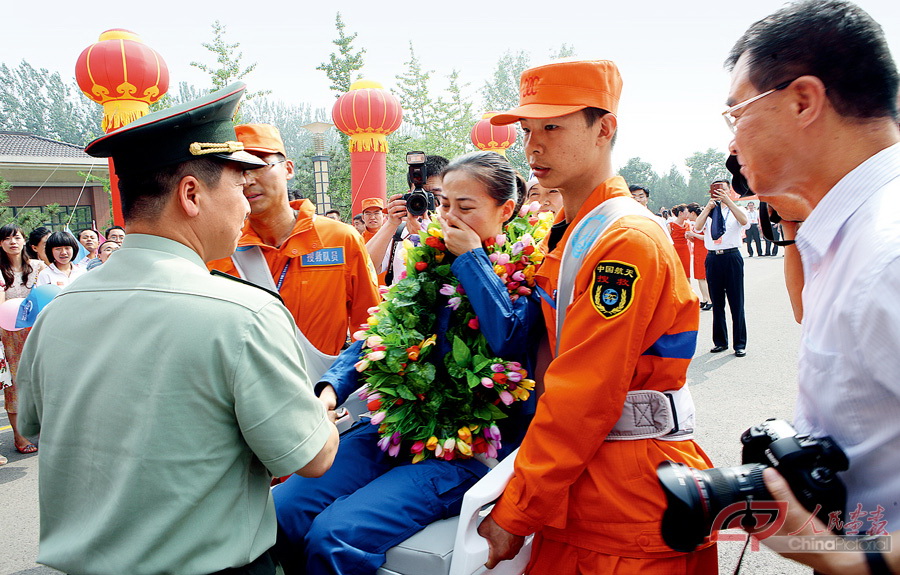 2013年6月26日 神舟十号任务航天员王亚平返回航天员公寓后与杨利伟握手.jpg