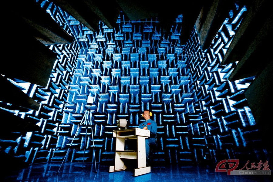 2013年07月14日 费俊龙在声学实验舱进行听力实验 摄影：朱九通.jpg