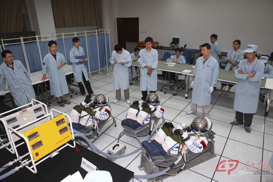 2008年08月04日 航天员在航天服车间进行航天服 匹配试验 摄影：朱九通.jpg