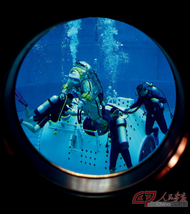 2007年10月     航天员在模拟失重水槽进行水下出舱训练 摄影：朱九通 .jpg