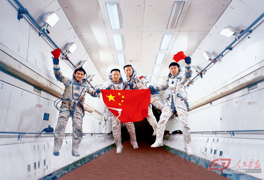 1999年07月26日 航天员潘占春 李庆龙 费俊龙 刘旺在俄罗斯进行失重飞机训练 摄影：王校钢.jpg