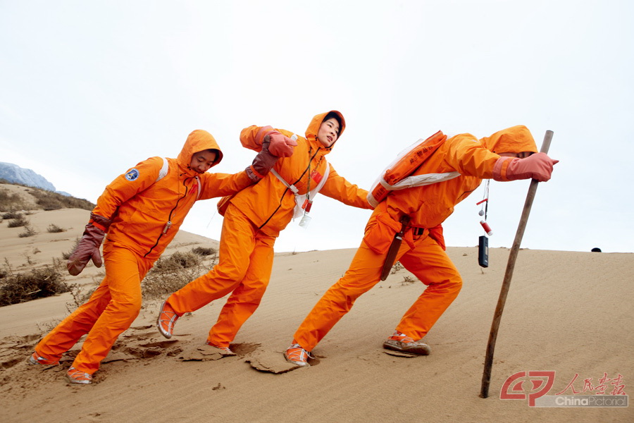 2010年10月20日 刘洋在沙漠进行沙漠生存训练 摄影：朱九通.jpg