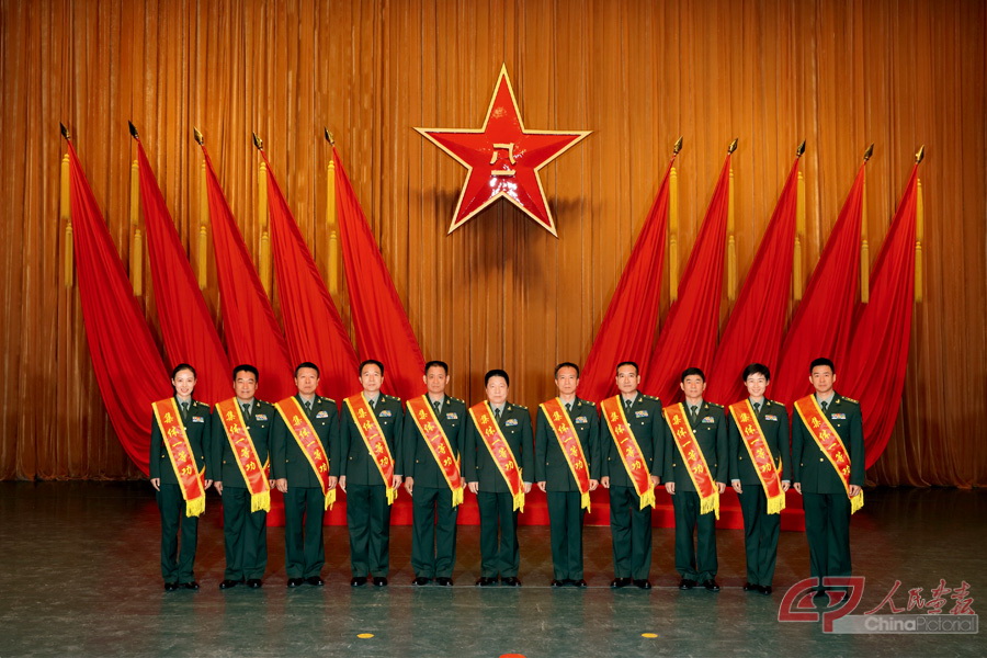2017年10月13日 中央军委给航天员大队记一等功庆功大会在北京航天城礼堂举行.jpg